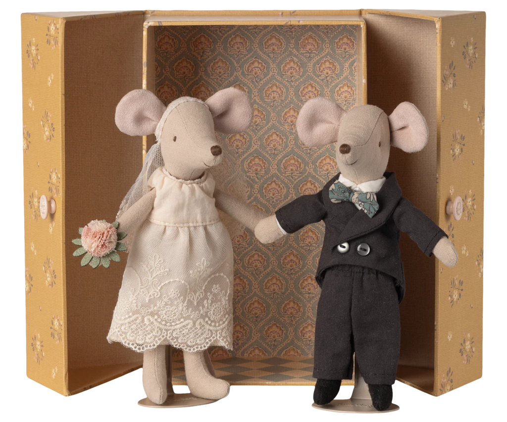 Wedding mice couple in box mum and dad