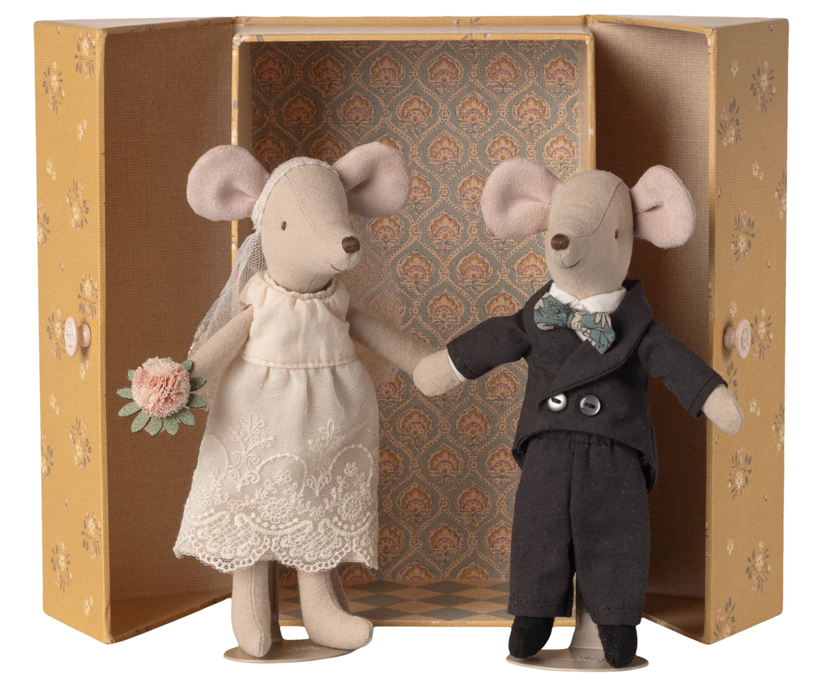 Wedding mice couple in box mum and dad