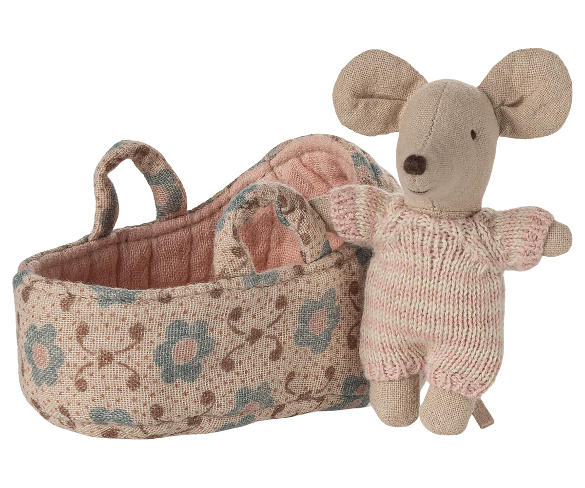 Baby mouse in carry cot - rose